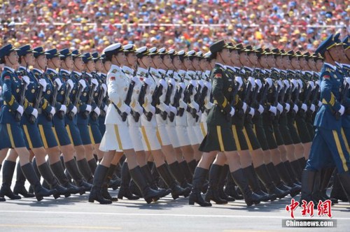 9月3日上午，紀念中國人民抗日戰爭暨世界反法西斯戰爭勝利70周年大會在北京隆重舉行。女儀仗隊員首次受閱。中新社記者 徐冬冬 攝