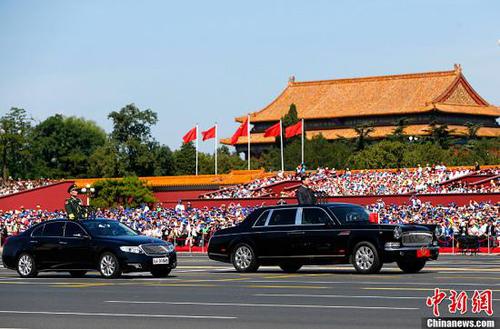 9月3日，紀(jì)念中國(guó)人民抗日戰(zhàn)爭(zhēng)暨世界反法西斯戰(zhàn)爭(zhēng)勝利70周年大會(huì)在北京隆重舉行。中共中央總書(shū)記、國(guó)家主席、中央軍委主席習(xí)近平檢閱參閱部隊(duì)。中新社記者 富田 攝