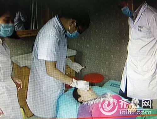記者帶她來到一家整形醫(yī)院，檢查后發(fā)現(xiàn)，大姐的傷情比預(yù)料得嚴(yán)重。（視頻截圖）