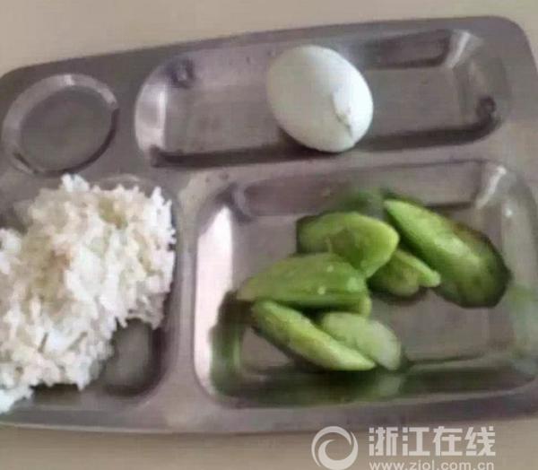 浙江一小學學生午餐只有黃瓜 老師吃帶魚螃蟹(圖)1
