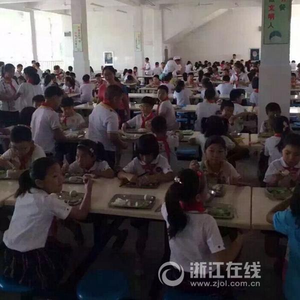 浙江一小學學生午餐只有黃瓜 老師吃帶魚螃蟹(圖)2