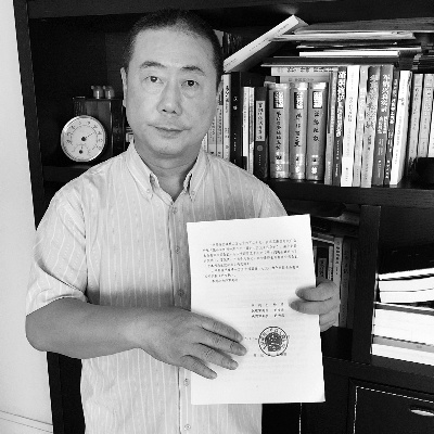 近日，方宏進向法晚記者展示勝訴法律文書