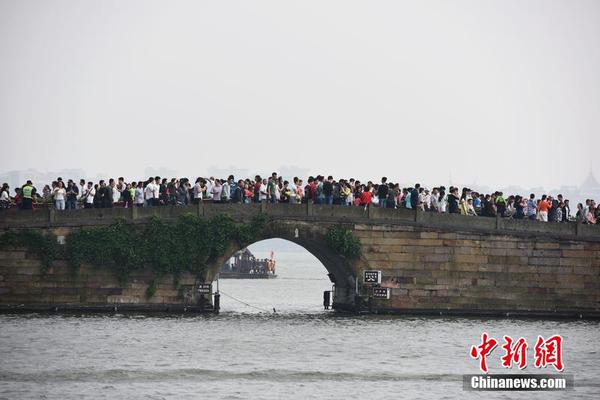 10月1日，杭州西湖的斷橋上人頭攢動。當日是國慶國慶黃金周第一天，大批國內外游客前往杭州西湖，西湖各景點是人頭攢動，西湖迎來了國慶黃金周旅游高峰。龍巍 攝