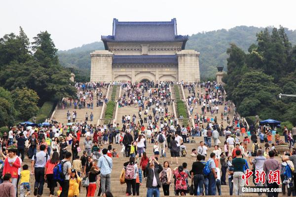 10月1日，江蘇省南京市，當日是“十一”黃金周的第一天，很多游客來到南京中山陵參觀游覽，中山陵景區迎來客流高峰。中新社發 姚俊 攝