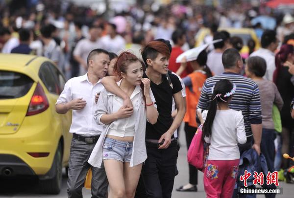 10月1日，重慶洋人街國慶節(jié)迎各地游客10萬余人，整個景區(qū)人氣爆棚。陳超  攝