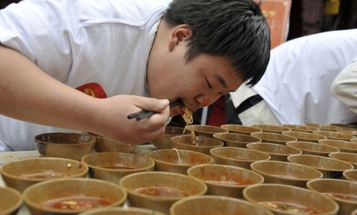 最終，來自甘肅的游客趙先生贏得此次吃面比賽的冠軍，他以一分鐘吃掉43碗的成績(jī)將其他選手PK下去，并且贏得了一張寫著“白吃證”的獎(jiǎng)狀和“面大大”稱號(hào)。贏得比賽后，趙先生開玩笑說：“很有意思，第一次和這么多人一起吃面，我也沒想到我能吃得這么快,我太能吃了吧。”