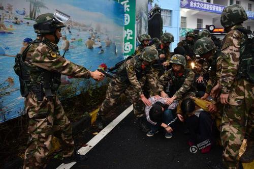 圖為11月22日，武警特戰隊員抓住犯罪嫌疑人。