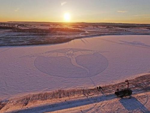 散步十小時藝術家雪地畫巨龍