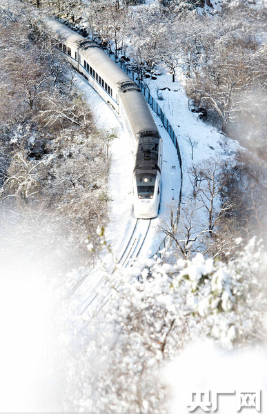 　長城巍峨雪后幽然，“雪國列車”穿越居庸關如“銀蛇”美到窒息。