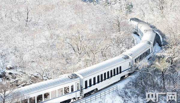 S2列車穿越居庸關雪海。