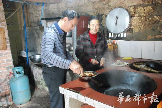 非遺繼承人曹紹明向母親學(xué)做東坡肘子