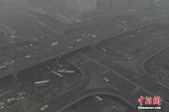 霧霾中CBD中央商務(wù)區(qū)國貿(mào)橋，單雙號實行車輛明顯減少。 圖片來源：視覺中國