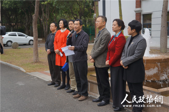 致公黨福建省委副主委、致公黨廈門市委主委徐平東（右四）宣布開營。_副本