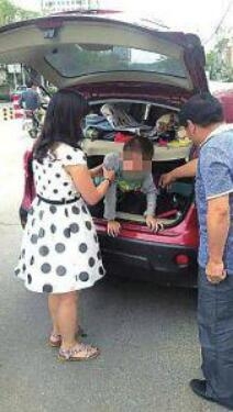 媽媽讓兒子鉆后備箱：汽車后備箱能坐人嗎？