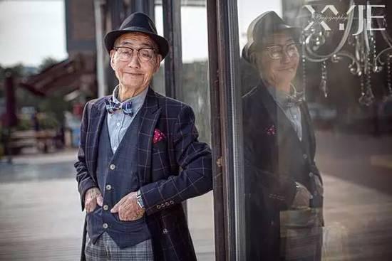 酷斃了！孫子給85歲爺爺拍了一組街拍照