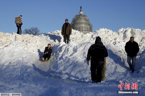 當地時間1月24日，美國遭遇暴風雪襲擊。罕見暴風雪天氣重創美國東北部地區，當天美國首都華盛頓、費城全城停擺，美國最大城市紐約幾乎全城癱瘓。