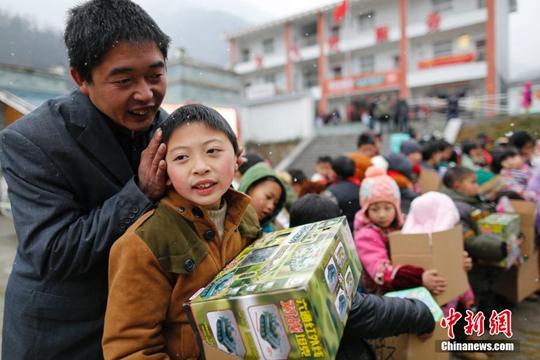 資料圖。1月22日，四川省綿陽市北川縣桃龍鄉(xiāng)鐵龍村舉辦留守兒童新年禮物發(fā)放活動。<a target='_blank' href='http://www.chinanews.com/'>中新社</a>記者 王駿 攝