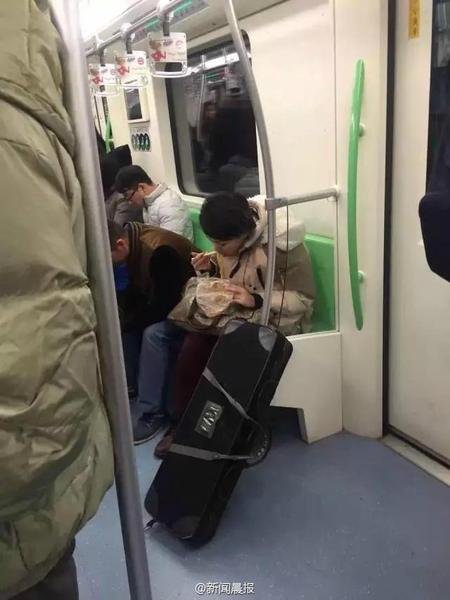 下一次，她是不是要在地鐵上吃火鍋？