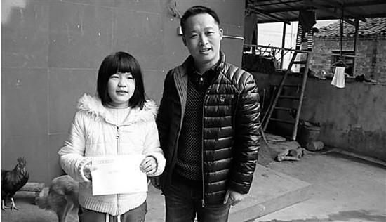 徐建新與楊思慧。盡管面對(duì)困難，徐校長仍然保持微笑，他希望教會(huì)學(xué)生要堅(jiān)強(qiáng)樂觀。