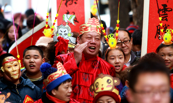 2月4日是中國傳統(tǒng)節(jié)氣立春，北京東四街道社區(qū)居民頭戴金猴頭飾參加“春官春吏報春”活動。