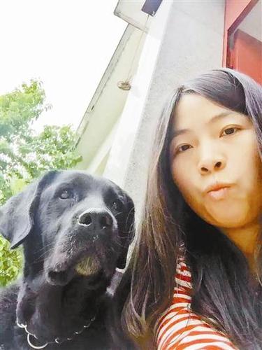 圖為田先生的徒弟和導盲犬喬喬親密合影。