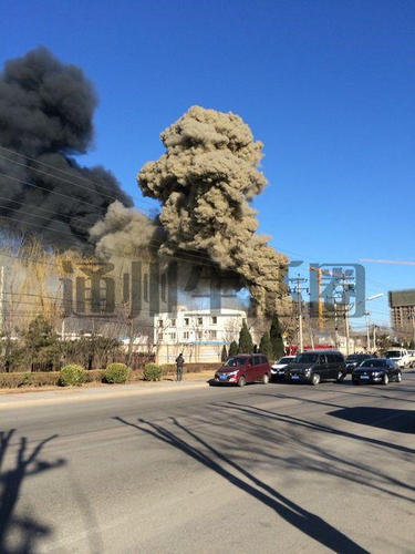 據網友爆料，通州曹園狗市附近發生大火，并伴有爆炸，消防隊正緊急撲救！1