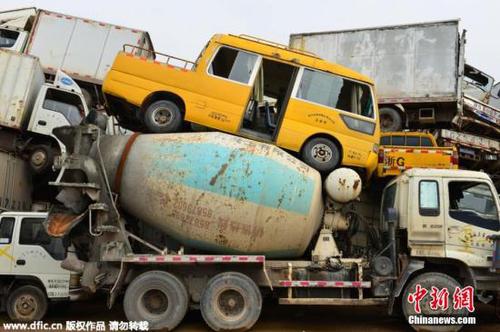 資料圖：2015年4月8日，浙江義烏市治理淘汰黃標車回收倉庫，6000多輛淘汰回收的各類黃標車等待拆解。 呂斌 攝 圖片來源：東方IC 版權(quán)作品 請勿轉(zhuǎn)載