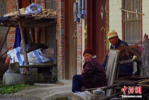 資料圖：2015年12月3日，在地處廣西偏遠山區(qū)的柳江縣土博鎮(zhèn)世界村世界屯，村莊中偶有幾個老人在田間地頭或房前出現(xiàn)。該村為廣西壯族自治區(qū)級貧困村，人口約2100人。因地處山區(qū)，田地少，甘蔗和種桑養(yǎng)蠶為百姓收入來源，年人均純收入不足3000元，60%以上人口外出務(wù)工。今年9月底，該村通往鎮(zhèn)上的路才全線貫通，告別崎嶇山路。今年10月廣西全面啟動精準扶貧工作，確保到2020年538萬農(nóng)村貧困人口如期脫貧。 朱柳融 攝