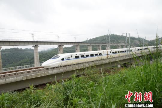 資料圖：2015年，滬昆高鐵貴州東段開(kāi)通。劉坤 攝