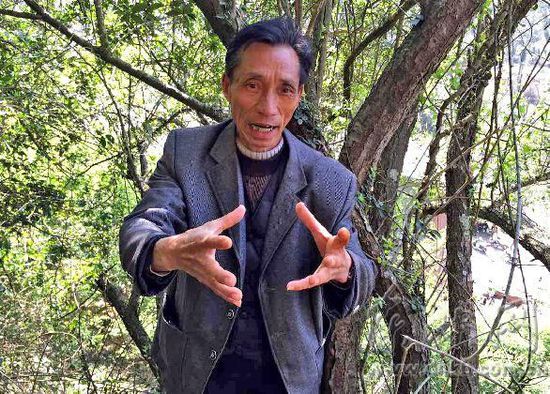 6米長老巨蟒出洞曬太陽 村民猜測是蟒媽遛娃