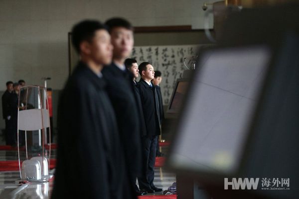 　2016年3月2日，中國北京，2016年全國兩會即將在北京舉行。2016年全國政協十二屆四次會議新聞發布會下午三點在人民大會堂一樓新聞發布廳召開。 北京人民大會堂，內場內衣安保人員值守，一絲不茍。