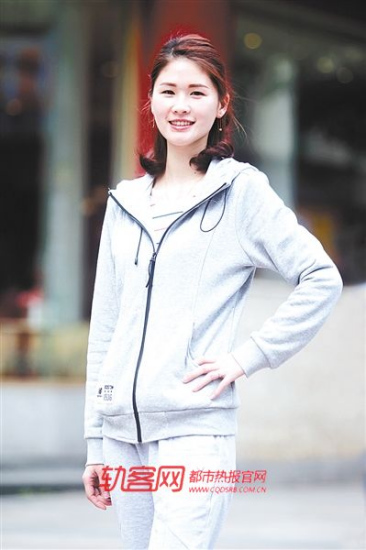 美女模特下鄉(xiāng)養(yǎng)豬稱不吃青春飯?jiān)倏嘁矂?chuàng)業(yè)（圖）