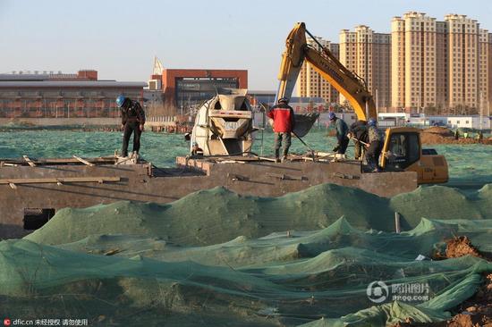 北京行政副中心工地胡各莊村委會南邊的空地里發現漢代墓葬群，工作人員正在現場勘測發掘。