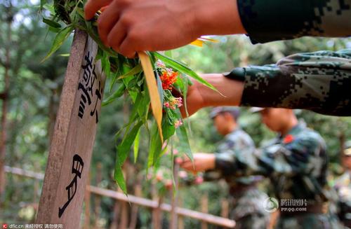 瑞麗邊防大隊江橋警犬復訓基地的官兵在悼念“警犬戰友”，敬獻花環。