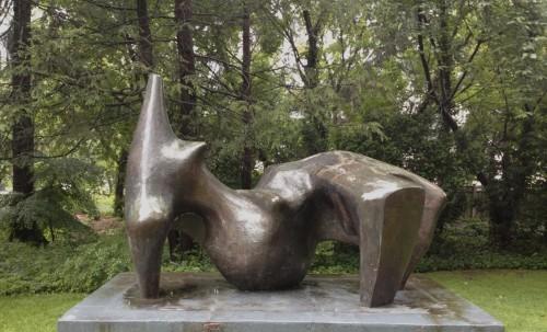 亨利·摩爾，《側臥的人》（Reclining Figure）.jpg