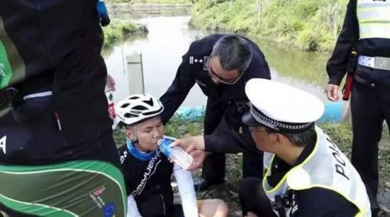 民警第一時(shí)間救護(hù)菲律賓小伙。