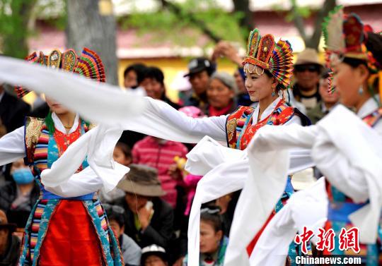 5月1日，羅布林卡公園內(nèi)的藏戲表演吸引大量市民觀看。　李林 攝