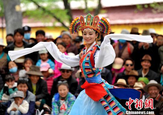 5月1日，羅布林卡公園內(nèi)的藏戲表演吸引大量市民觀看?！±盍?攝