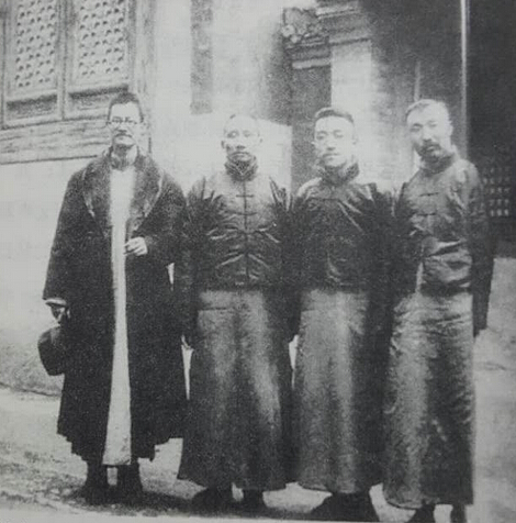 1920年蔡元培（左二）、胡適（右二）、李大釗（右一）等合影。這3人都在《新青年》雜志的發展壯大中起了積極作用。
