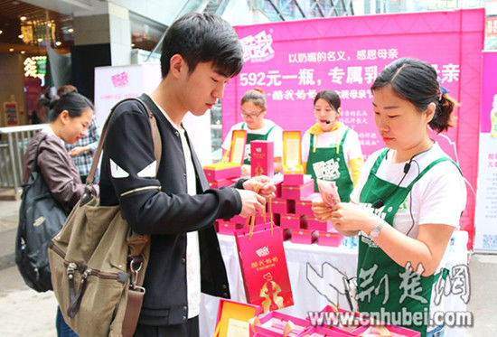 市民王先生表示，可以接受用“天價(jià)玫瑰”來表達(dá)愛情，用“天價(jià)奶嘴飲料”來傳遞對母親的感恩之情也是合情合理的。