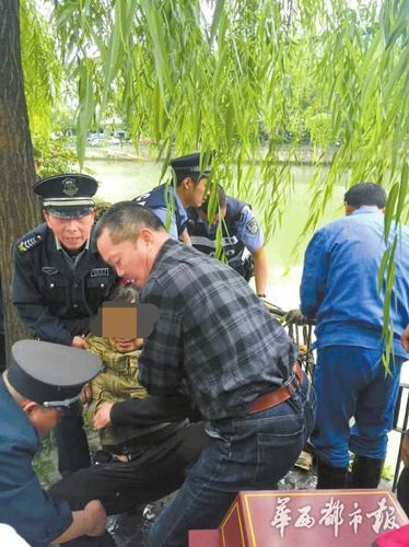 警民合力救起落水大爺。