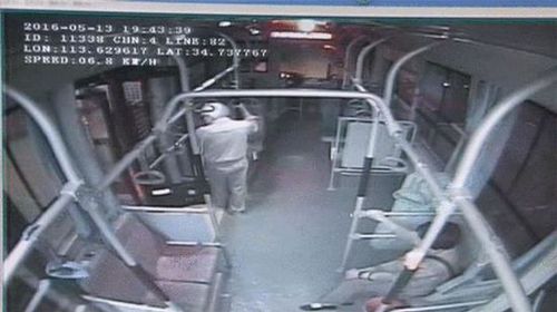 老先生公交車內撒尿 女車長詢問制止