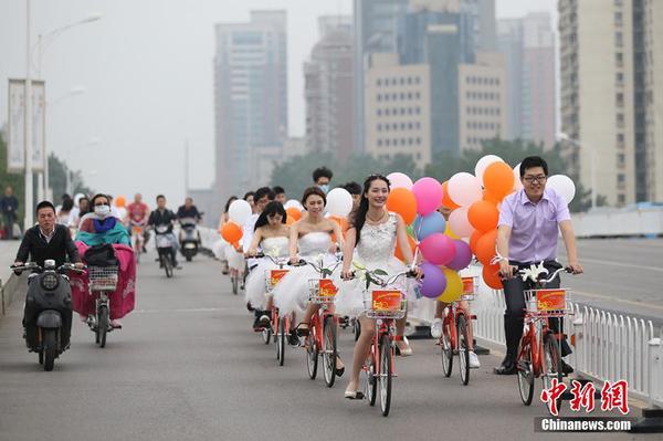 5月20日，南京90后小伙張龔亦騎著公共自行車迎接新娘徐思圓，在當地公共自行車形象大使、江蘇廣播主持人楊曉的策劃組織下，在“520”（我愛你的諧音）這一天用綠色環保、低碳出行的方式來表達愛情，表達對生活的這座城市的熱愛。