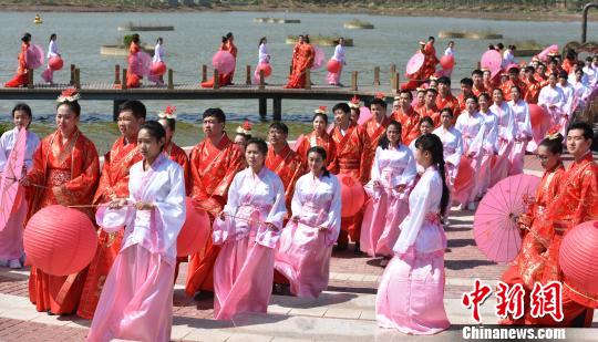 24日，“首屆曹妃甸？國際漢唐大型集體婚禮”在河北曹妃甸舉行。圖為婚禮現場。　白云水 攝