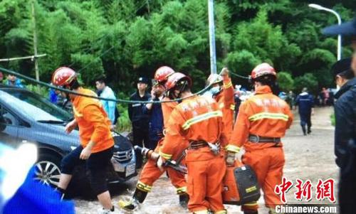 圖為建德消防官兵在現場救援?！∮囔?攝