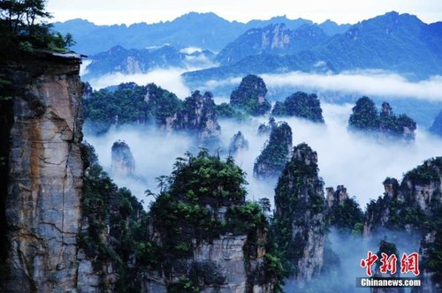 2016年5月29日，連續(xù)強降雨過后的世界自然遺產地湖南張家界核心景區(qū)武陵源天子山，飄渺無形的云海穿梭在連綿峰林間，奇美無比。