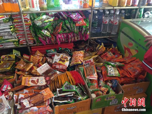 北京某學校附近超市的各種零食。<a target='_blank' href='http://www.chinanews.com/' >中新網</a> 邱宇 攝