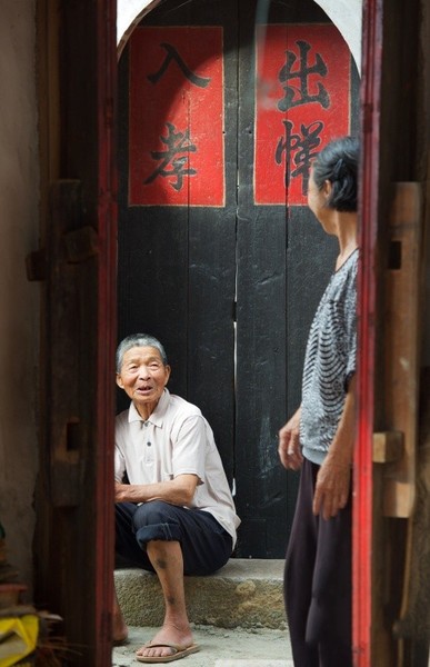 5月27日，埭美村兩位老人在午后閑聊