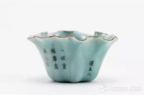 清乾隆 唐英制豆青釉墨彩詩文荷花口杯 估價：RMB200,000-300,000  北京匡時