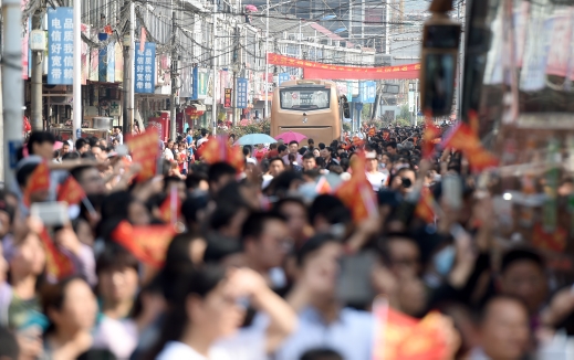 新華社照片，毛坦廠（安徽），2016年6月5日
    毛坦廠送考——學(xué)生減少場面依舊
    6月5日，送考車隊駛離學(xué)校。
    當(dāng)日，安徽省六安市毛坦廠鎮(zhèn)毛坦廠中學(xué)（含金安中學(xué)）的近千名高三學(xué)生從學(xué)校分乘19輛大巴，出發(fā)前往六安市的高考考點，參加即將到來的全國高考。從各地趕來的學(xué)生家長和當(dāng)?shù)鼐用駧浊嗽趯W(xué)校門口送別考生，祝福他們?nèi)〉煤贸煽儭?    毛坦廠中學(xué)（含金安中學(xué)）每年高考前的送考都是當(dāng)?shù)匾粋€重要活動。近年來，送考規(guī)模逐漸減小，送考學(xué)生人數(shù)從高峰的萬余名減少到近千名，送考大巴也從高峰時期的70輛下降到今年的19輛，但送考場面依舊熱鬧。
    新華社記者 郭晨攝